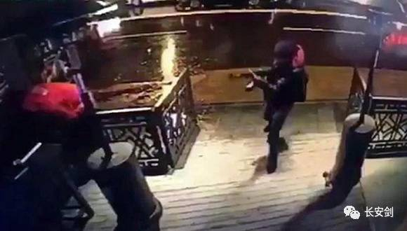 图：监控录像上在俱乐部外面的枪手。