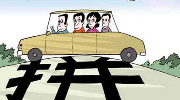 春运期间，有旅客选择搭乘顺风车回家。图片来源网络