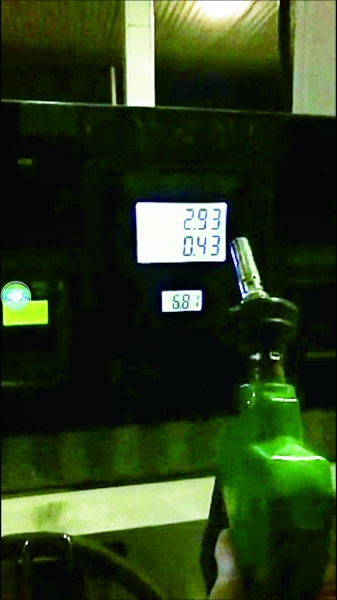 ▲网友拍摄的视频中显示，油枪没在加油，但加油机显示屏在“走字” 网络截图