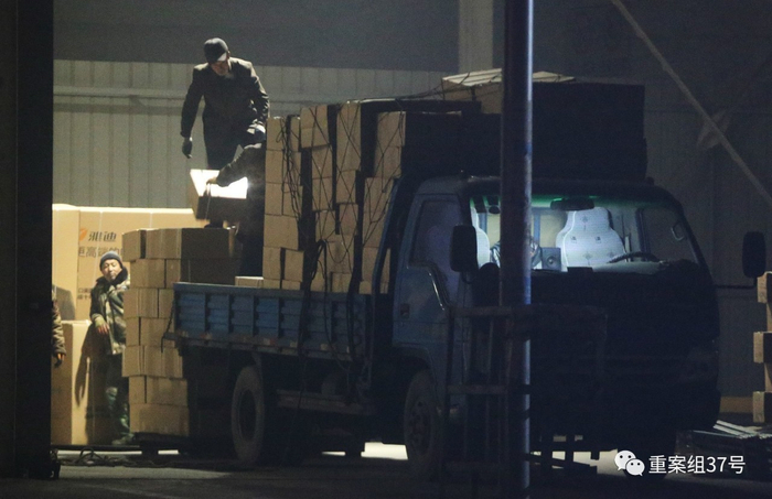 1月4日晚，天津兴达物流园福建专线，小货车从各造假窝点将数百件假调料运到这里。当晚，这批假货从这里装车启程，发往福建。&nbsp;&nbsp;&nbsp;&nbsp;新京报记者 大路 摄