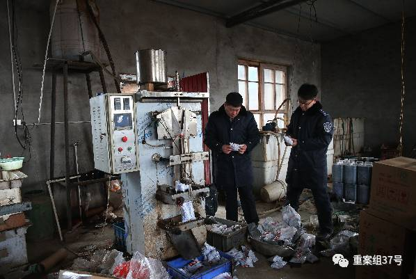 1月16日，天津独流镇一假醋造假窝点，罐装机边，执法人员正在现场勘查。灌装机后是一个简易的“水塔”，里面是勾兑好的假醋。&nbsp;&nbsp;&nbsp;&nbsp;新京报记者 大路 摄