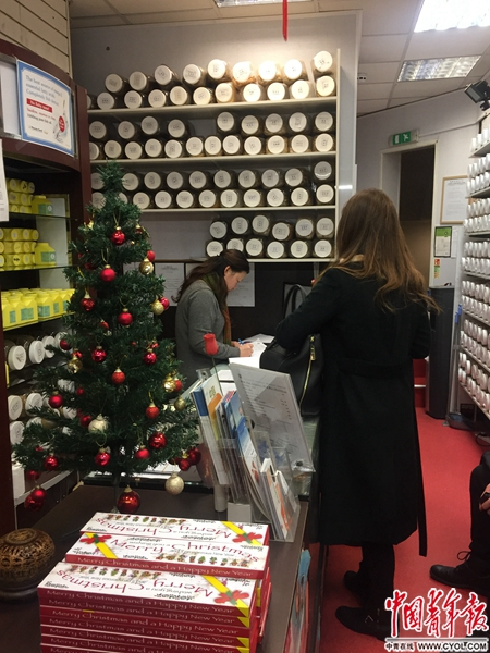 康泰中医馆里英国病人正在预约就诊