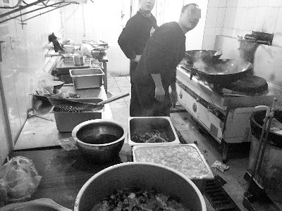 其后厨却没有涮肉食材而是快餐炒菜