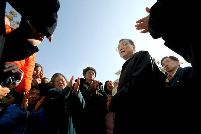 　　2016年1月23日国务院总理李克强重返地震灾区云南昭通鲁甸，鲁甸地震受灾群众甘永荣的一句话，让李克强总理的表情立刻凝重起来。“你打工没有拿到工资？这是怎么回事？”李克强问道。