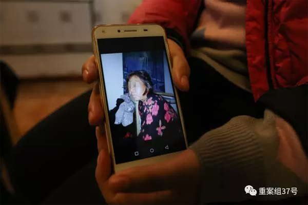 王艳玲手机里母亲的照片。王艳玲说现在最期盼母亲能回到自己身边，好好抱抱她。 新京报记者 侯少卿 摄