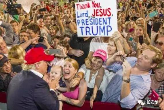 大选期间特朗普与他的支持者握手