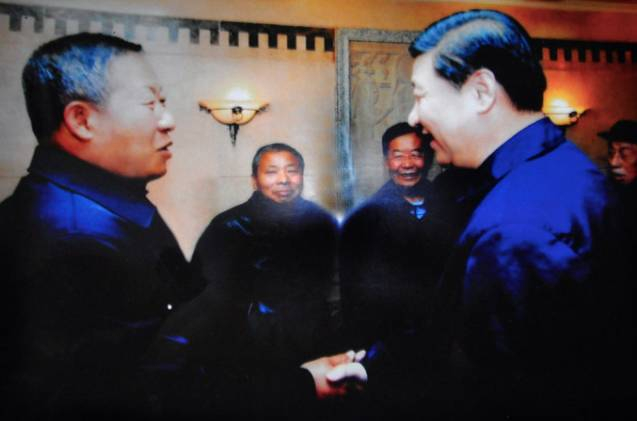 2009年，延安，习近平与王宪平握手
