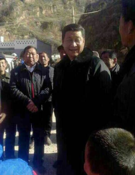 2015年2月习近平回到梁家河村，身后是石春阳