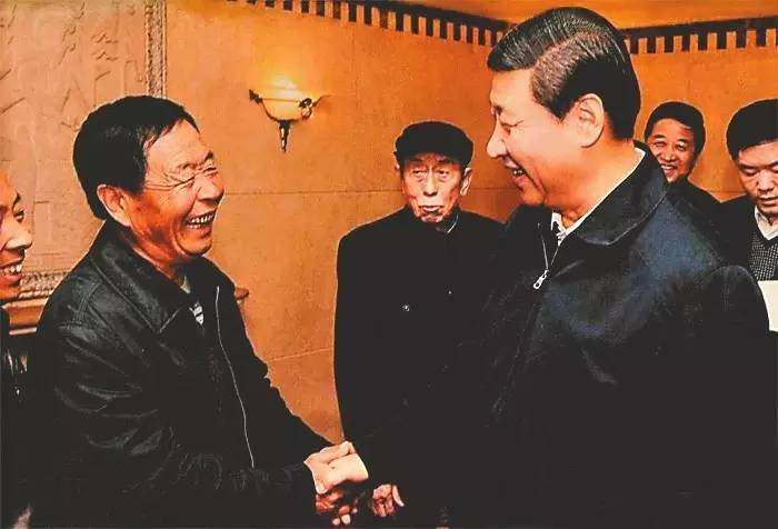 习近平与梁玉明握手