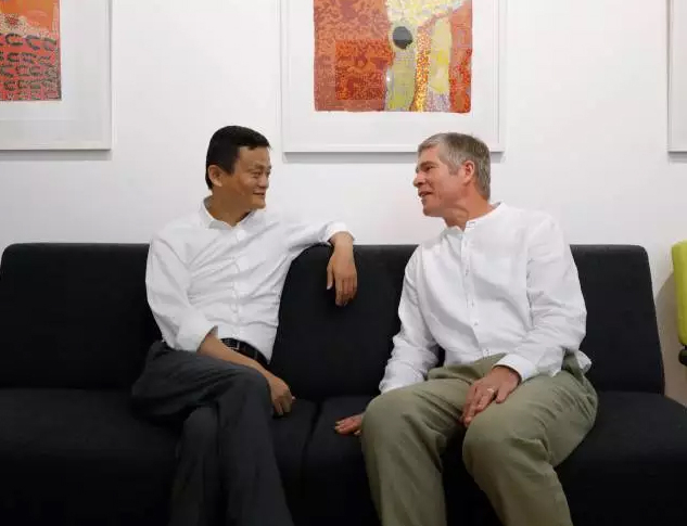 纽卡斯尔大学，马云和他的少年伙伴戴维·莫利（Ken的长子）聊天。