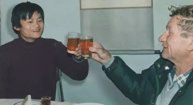 ▲马云在杭州请Ken Morley吃饭。Ken曾回忆：马云请我们去他家，并为我们做饭，我们觉得很开心。