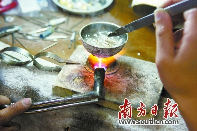 工人把钻戒镶嵌完成后，进行最后的抛光，确保金属表面光亮如镜。