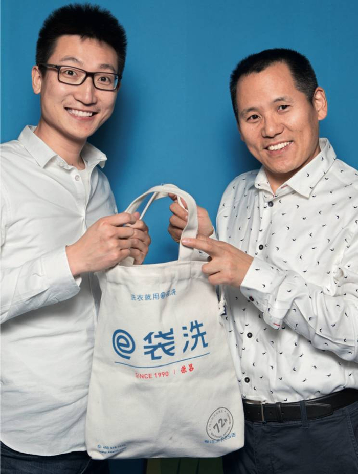 张荣耀（右）是线下老兵， 陆文勇（左）是线上新锐，O2O将两人捆绑在了一起