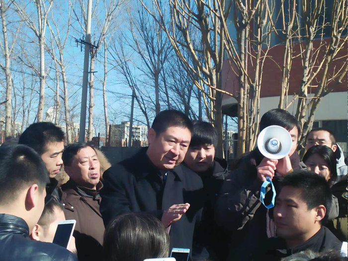 河北省三河市副市长刘增禄（中）现场解答落宗问题 杨仕省/摄