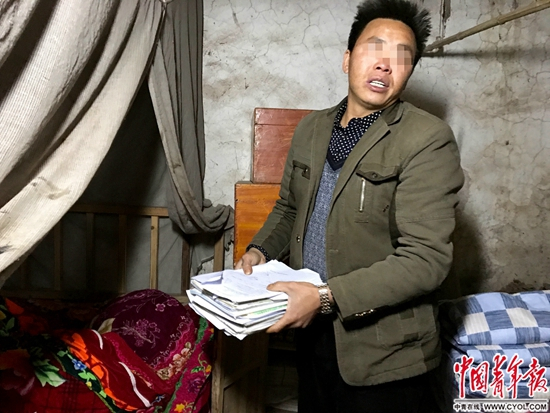 小宝的父亲正在整理小宝的遗物。中国青年报·中青在线记者 章正/摄