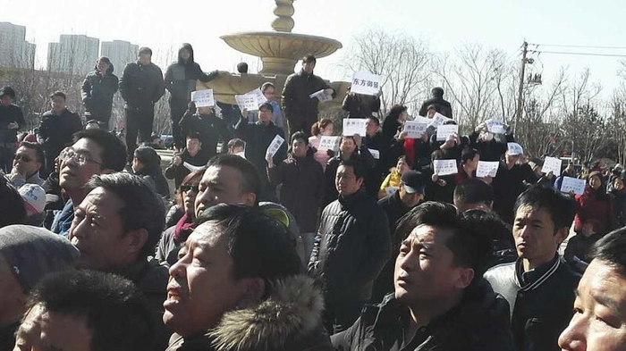 2月8日，部分维权业主聚集在燕郊不动产登记大厅北广场 杨仕省/摄