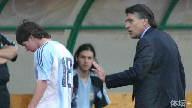 被红牌罚下后的梅西