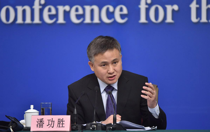 2016年3月12日，潘功胜在十二届全国人大四次会议新闻发布会上答记者问