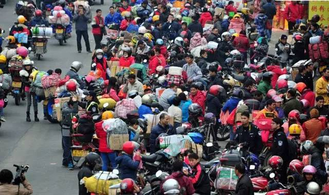 ▲&nbsp;资料图：春节还乡的人们