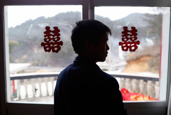  2月9日，安徽省岳西县石关乡，蔡跃胜参加一位朋友的婚礼。这个乡里有近40个和蔡跃胜一样，年龄在32至50岁之间，曾被“骗婚”的剩男。视觉中国供图