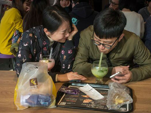 日本啤酒和含酒精的冰沙也出现在上海塔可钟餐厅的菜单上（图片来源网络）