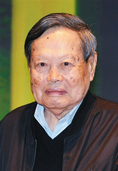 ▲杨振宁，物理学家 清华大学高等研究院名誉院长、教授。1922年9月出生于安徽合肥。1938至1944年就读于国立西南联大物理系，先后获学士、硕士学位。1948年获美国芝加哥大学哲学博士学位。