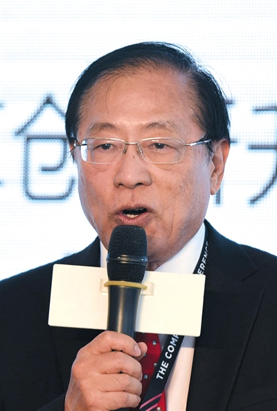 　▲姚期智，计算机科学专家 清华大学教授。1946年12月出生于上海。1967年毕业于台湾大学，1972年在哈佛大学获物理学博士学位，1975年在伊利诺伊大学获计算机科学博士学位。2000年获得计算机科学领域最高奖图灵奖。