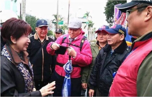 　洪秀柱26日于“立法院”外探视退将。（图片来源：台湾“东森新闻云”）