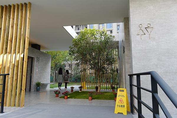 　　2016年11月11日，浦东新区张家浜滨河绿地内，两名女性从上海首座无性别公厕走出来。 澎湃新闻见习记者 赖鑫琳 图