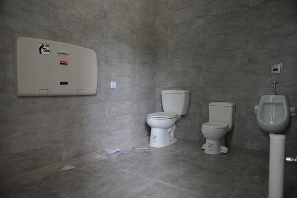 　　2016年10月25日，位于张家浜路浦东南路口的上海首座无性别公厕设置的母婴专用厕所。 澎湃新闻见习记者 赖鑫琳 图