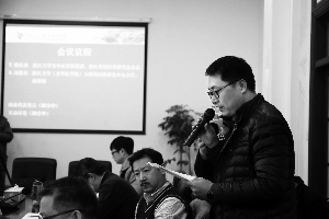 商家代表正在就自身遇到的打假问题征求专家意见。