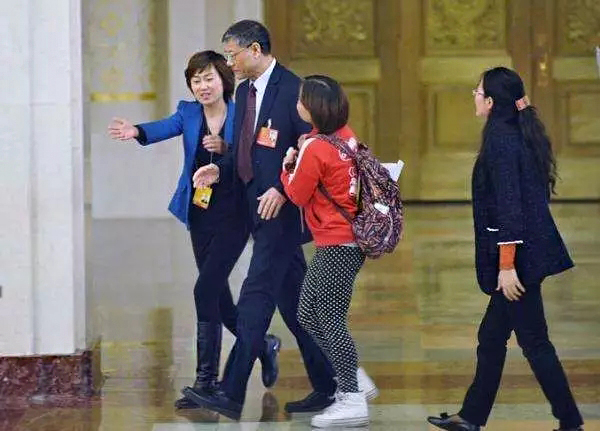 部长在“部长通道”被拦住。&nbsp; 微信公众号“政已阅” 图