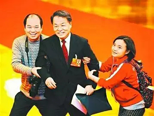 女记者在“部长通道”拦住部长。 &nbsp;微信公众号“政已阅” 图