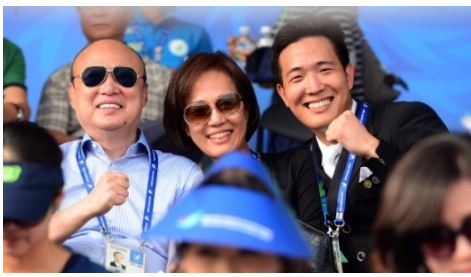 △图为韩华集团会长金升渊夫妇及三子金东善