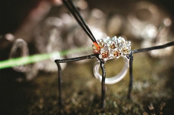 工人正在手工镶嵌珠宝