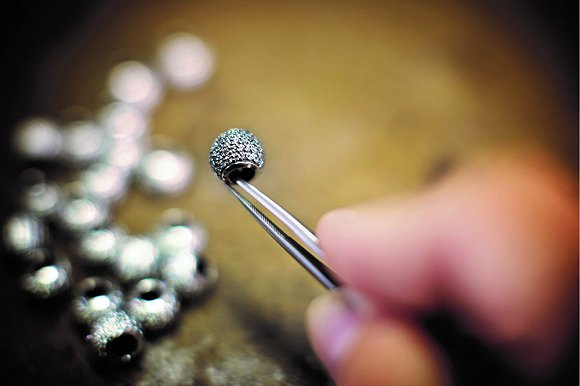 工人正在手工镶嵌珠宝