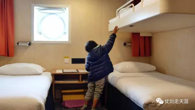  ▲4岁的辛巴在船舱内。