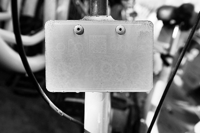 　　▲有些共享单车车座下的二维码号牌被涂抹