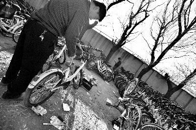 　　▲维修点师傅正在维修损坏的共享单车