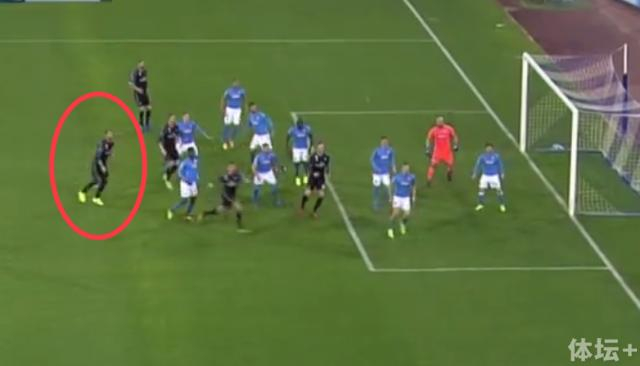 欧冠1/8决赛次回合，那不勒斯一左一右两个角球丢球如出一辙
