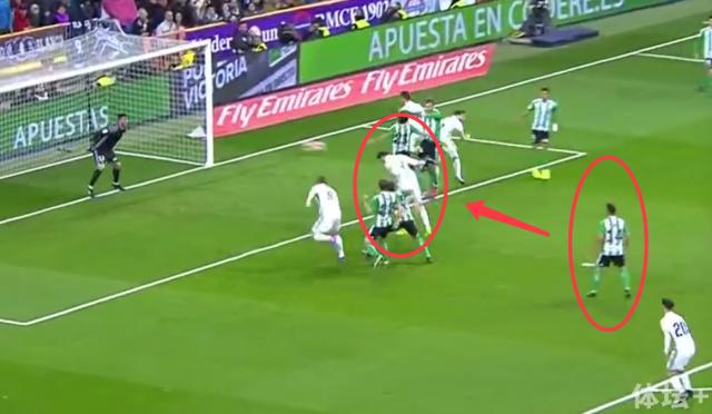 贝蒂斯14号负责在角球中盯防拉莫斯，然而当拉莫斯一起动，丹麦人就被远远甩在了身后