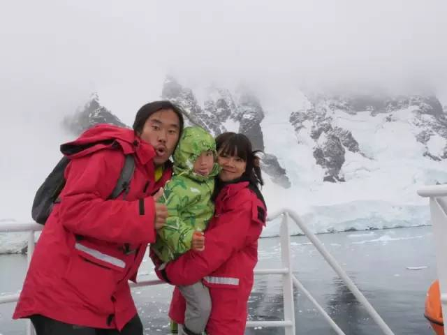  ▲老极带着老婆和4岁儿子辛巴抵达南极