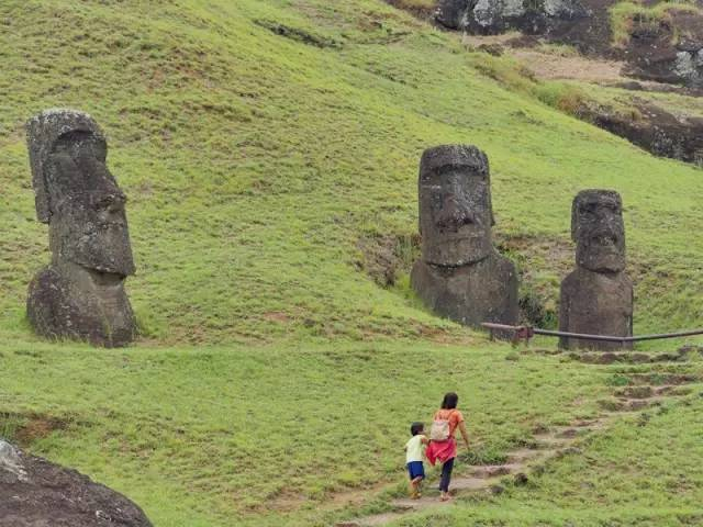  ▲老极一家在复活节岛上。