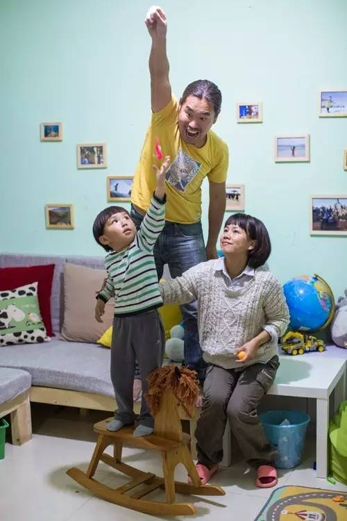  ▲2016年5月11日，老极一家三口在千岛湖的家里。记者陈中秋摄