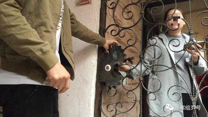 ▲3月4日，广州白云世界皮具贸易中心1期南侧，“拉客仔”（左边男子）领着暗访记者去桂花岗一居民楼里看包包。 新京报记者 大路 摄