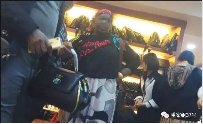  ▲3月3日，广州白云皮具城一单元房内，假名牌包摆满几个房间，前来光顾的客户中不乏外国人。新京报记者 大路 摄