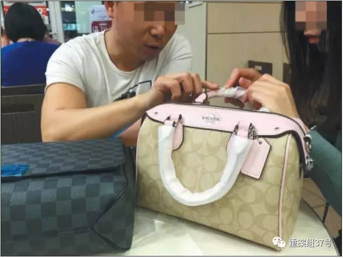  ▲3月5日傍晚，越丽皮具城北边不远的肯德基内，一名“跑货仔”向记者介绍自己带来的假LV、假Coach包样品。　　新京报记者 大路 摄