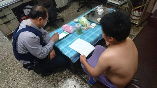 警察在路边发现一名男童打赤膊哭泣 赶紧带回派出所。台湾《联合报》记者周宗祯/摄