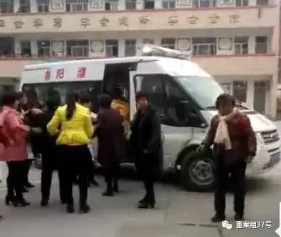  ▲受伤学生被送上救护车，有教师称踩踏事故原因系学生上厕所时秩序混乱所致。&nbsp;&nbsp;&nbsp;&nbsp;图片来源\大河报