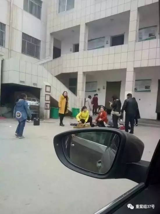  ▲3月22日濮阳县第三实验小学发生踩踏事故现场。&nbsp;&nbsp;&nbsp; 网络图片